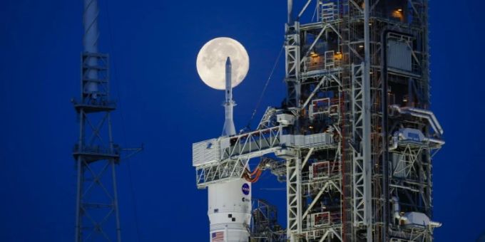 Die Rakete Artemis 1 der Nasa mit ihrem Ziel: dem Mond. nasa mond artemis 1