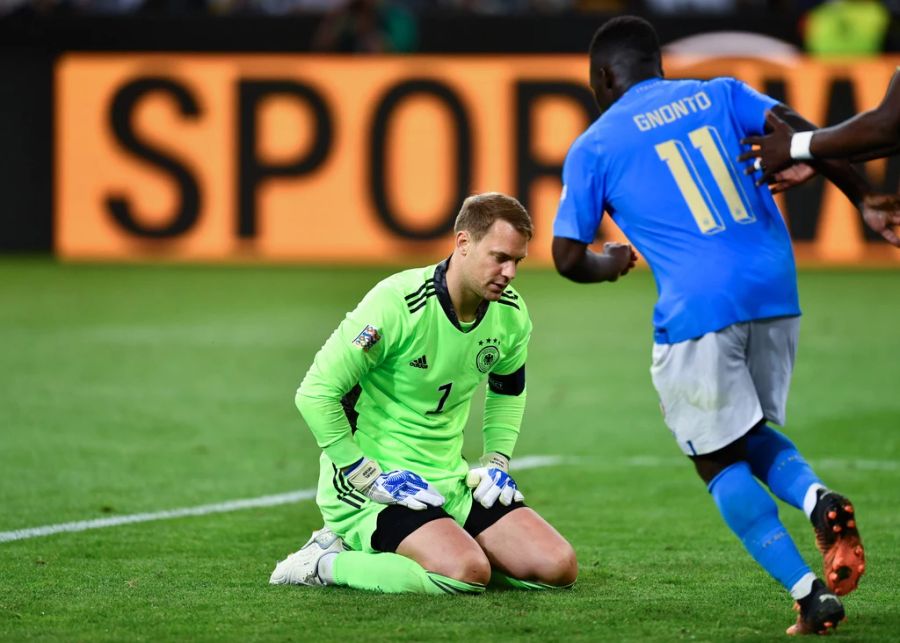 In der Schlussphase muss sich Manuel Neuer vom 18-Jährigen bezwingen lassen.