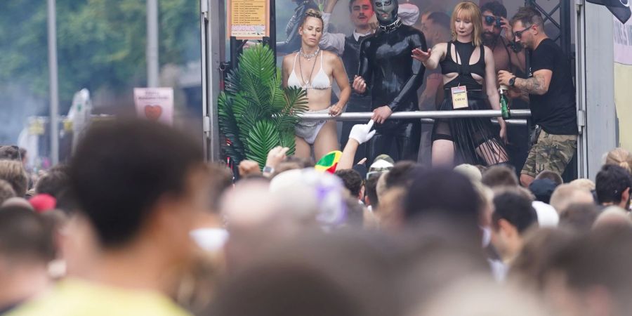 Unter dem Motto «Rave the Planet» zieht eine Parade aus Technofans tanzend zur Siegessäule.