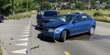 Reinach BL: Kollision zwischen zwei Personenwagen