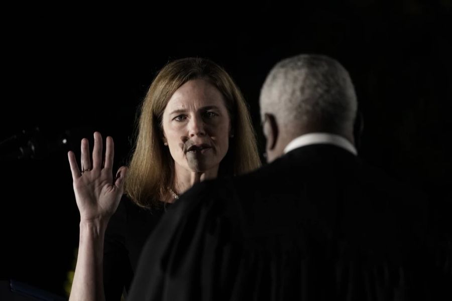 Während Trumps Amtszeit nahm Thomas der strengen Katholikin Amy Coney Barrett den Amtseid ab.