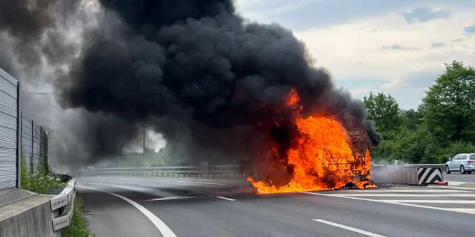 In Ebikon LU brennt auf der Autobahn A2 ein Linienbus. ebikon