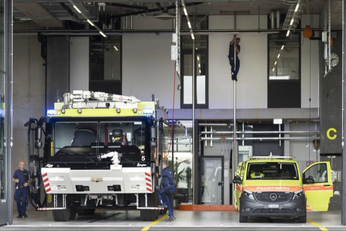 Es gibt nicht einfach DAS Feuerwehrauto, sondern je nach Ausstattung spricht man von Pionierfahrzeugen, Kommandowagen, Materialtransportern und vielen mehr. Während das Flugfeldlöschfahrzeug links enorme Wassermassen transportieren muss, ist das Einsatzleiterfahrzeug rechts mit modernsten Kommunikationsanlagen und Datenbanken ausgerüstet, damit der Einsatzleiter unter dem Zeitdruck eines Ernstfalls die richtigen Entscheidungen treffen und den Einsatz koordinieren kann. Feuerwehr Auto Löschfahrzeug Flughafen
