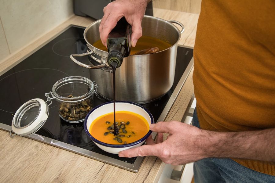 Kürbissuppe Kürbiskerne Herd Mann Topf