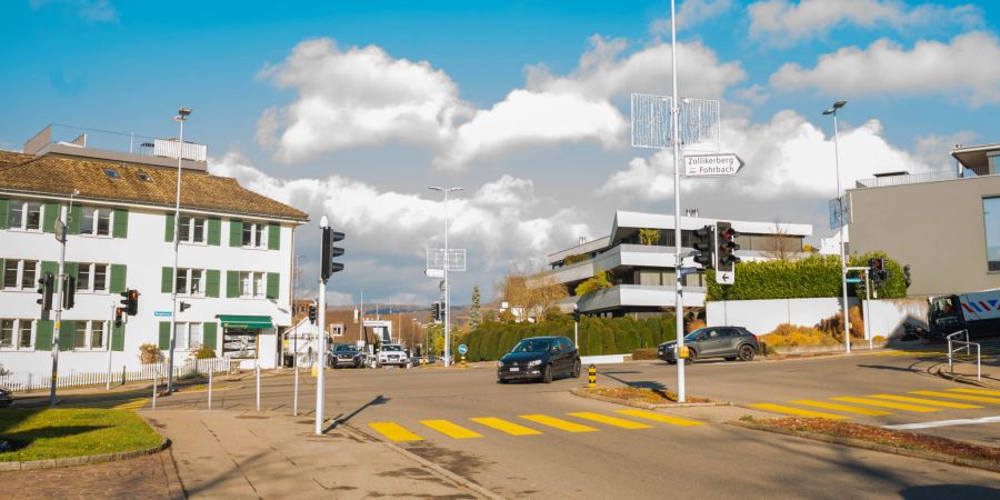 Blick auf die Kreuzung an der Bergstrasse in Zollikon.