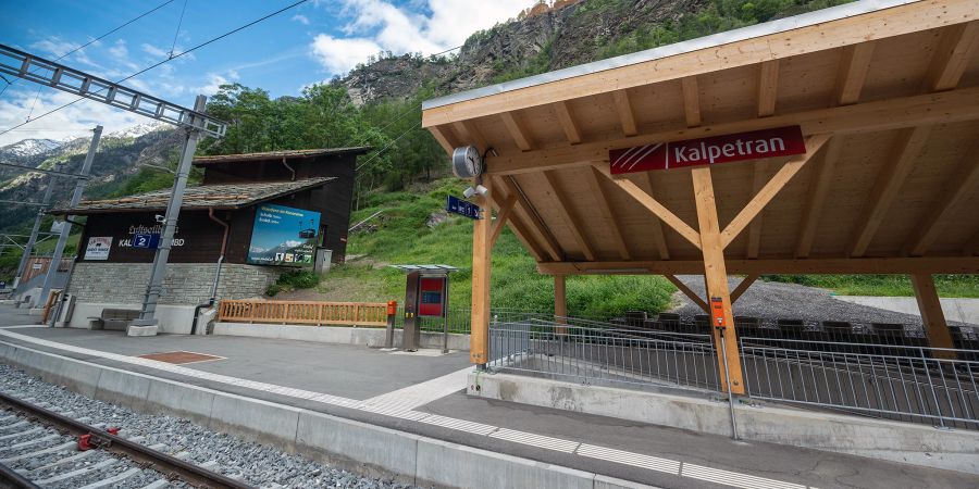 Der Bahnhof Kalpetran und links die Talstation der Seilbahn von Kalpetran nach Embd.