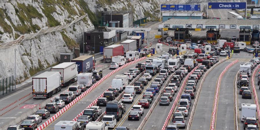 Autos stehen Schlange vor der Abfertig im Hafen von Dover.