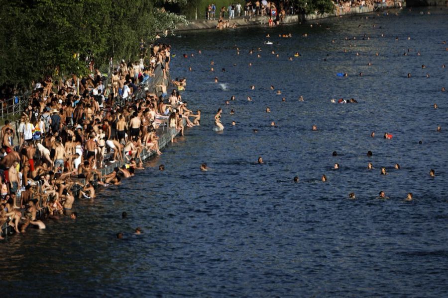 Am Wochenende wird es wegen des Wetters wohl viele zur Abkühlung ans Wasser ziehen – wie hier an die Limmat.