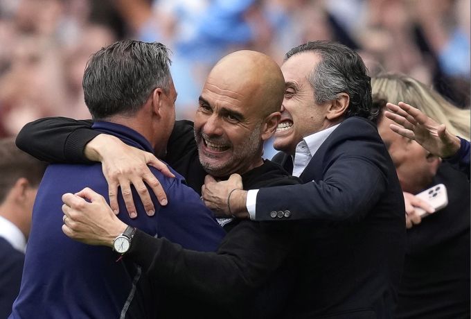 Pep Guardiola jubelt mit seinem Staff über die Meisterschaft. Pep Guardiola
