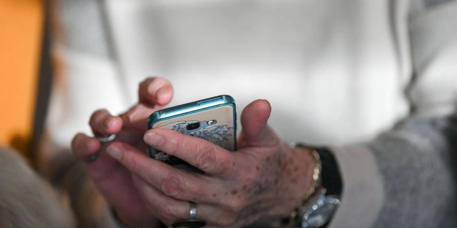 Beim Cell Broadcasting erhalten Handynutzer eine Mitteilung, die aussieht wie eine SMS.
