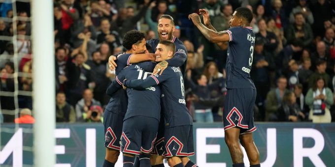 Die Spieler von PSG feiern den Treffer von Lionel Messi. Michel Euler/AP/dpa PSG