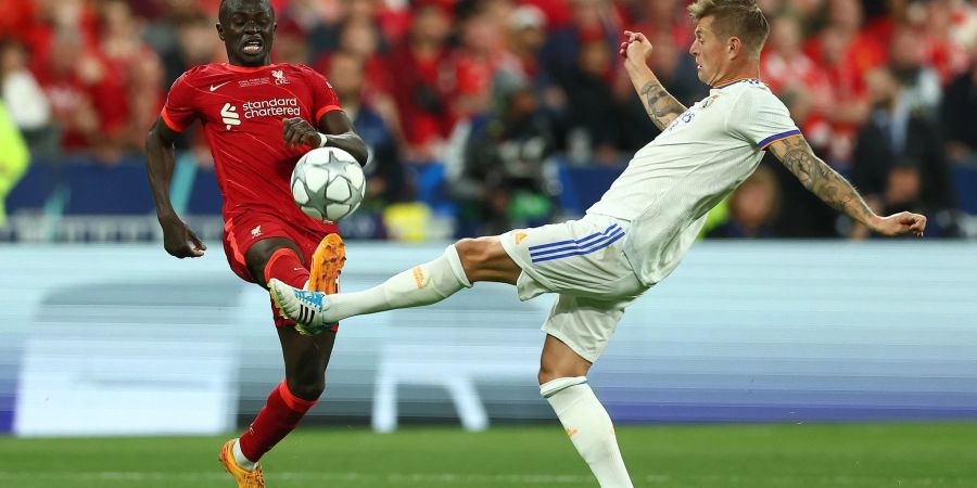 Der FC Bayern bemüht sich weiterhin um Sadio Mané (l) vom FC Liverpool.