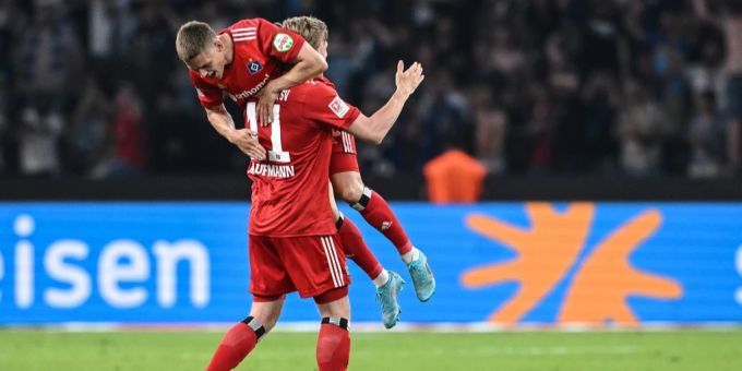 Miro Muheim (oben) fühlt sich beim HSV wohl. Miro Muheim