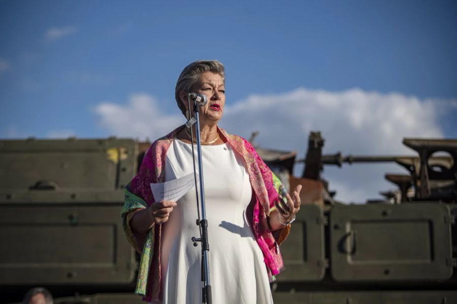 Die EU-Innenkommissarin Ylva Johansson ist in Prag vor einem eroberten russischen Militärfahrzeug zu sehen.