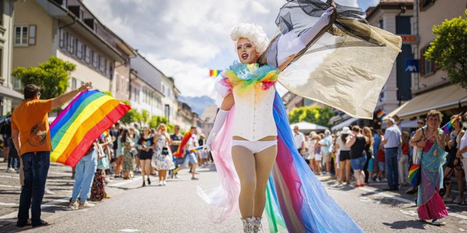 Der farbenfrohe Umzug zieht durch Bulle FR. (KEYSTONE/Valentin Flauraud) MARCHE DES FIERTES, PRIDE, LGBT, GAY PRIDE,