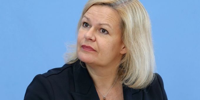 Hat einen Entwürf für ein sogenanntes Chancen-Aufenthaltsrecht vorgelegt: Bundesinnenministerin Nancy Faeser (SPD). Hat einen Entwürf für ein sogenanntes Chancen-Aufenthaltsrecht vorgelegt: Bundesinnenministerin Nancy Faeser (SPD).