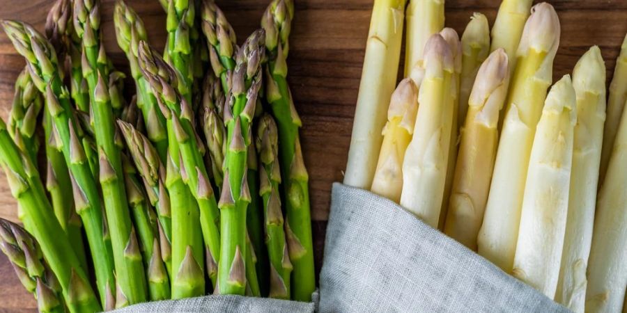 Weisser Spargel wächst unter, grüner Spargel hingegen über der Erde.