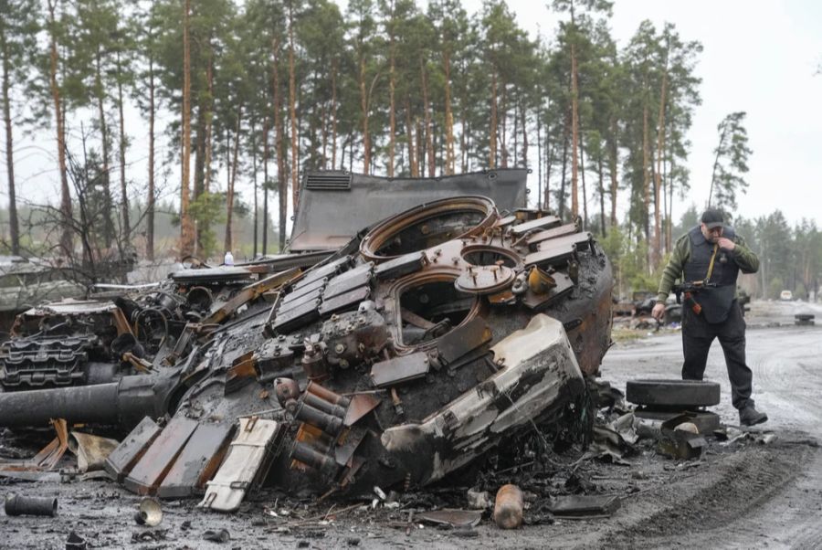 Russland wird vorgeworfen, im Ukraine-Krieg minderjährige Soldaten einzusetzen. Im Bild: Ein ukrainischer Soldat neben einem zerstörten russischen Panzer nahe Kiew, am 2. April 2022.