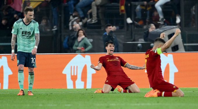 Die Römer jubeln nach dem Schlusspiff, Leicesters James Maddison zieht enttäuscht von dannen. José Mourinho