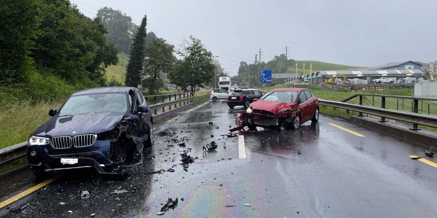 Küssnacht SZ: Verletzter nach Kollision zweier Personenwagen