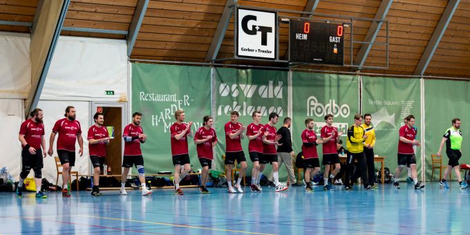 1. Mannschaft: Die Herrenmanschaft der HG Bödeli läuft geschlossen zum Spielstart. - Interlaken 1. Mannschaft: Die Herrenmanschaft der HG Bödeli läuft geschlossen zum Spielstart. - Interlaken