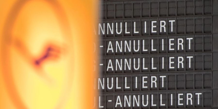 Zum Themendienst-Bericht vom 25. Juli 2022: Fallen Flüge durch einen Streik aus oder verspätet sich dadurch die Abreise, haben Urlauber Recht auf Ausgleich.