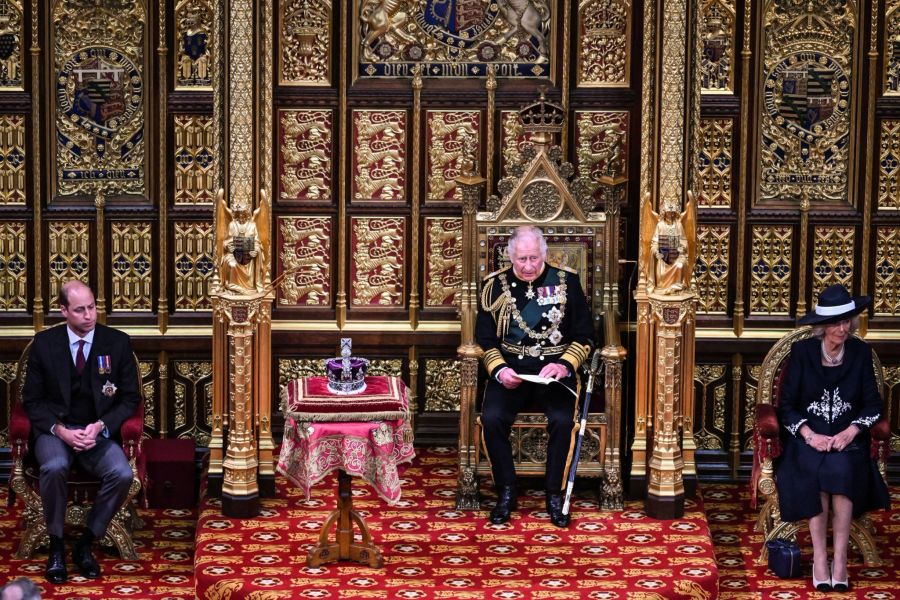 Prinz William, Prinz Charles und Herzogin Camilla sprangen für die Queen ein.