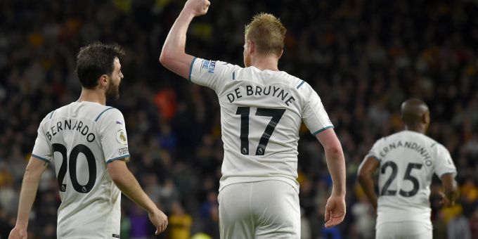 Manchester Citys Kevin De Bruyne jubelt über sein viertes Tor in der Premier League gegen die Wolverhampton Wanderers in Wolverhampton am 11. Mai 2022. wolverhampton wanderers