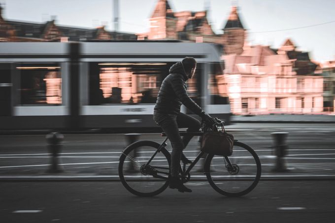 Schneller als das Tram ist gut, dabei nicht ausser Atem kommen aber besser. Mann Velo Tram Strasse