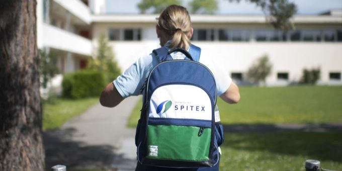 Eine Spitex Pflegefachfrau auf dem Weg zu einer Kundin. Spitex