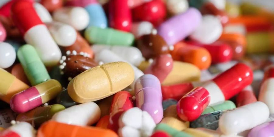 Je ein knappes Drittel der in der EU importierten Medizinalprodukte stammen aus der Schweiz und den USA. Während nur 11 Prozente der EU-Medi-Exporte umgekehrt für die Schweiz bestimmt sind, gehen von der EU in die USA fast gleichviel Arzneien, wie von da herkommen. (Symbolbild)