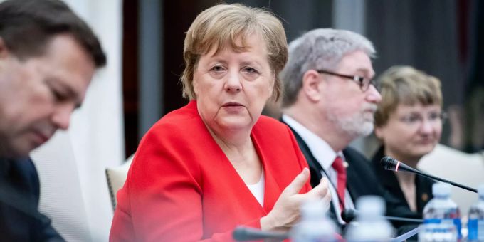 Bundeskanzlerin Angela Merkel (CDU, 2.v.l) gestikuliert im Gespräch mit dem Präsidenten von Südafrika neben Steffen Seibert (l), Regierungssprecher, und Lars-Hendrik Röller (3.v.l), Leiter der Wirtschafts- und Finanzabteilung im Bundeskanzleramt. Besuch Bundeskanzlerin Merkel Südafrika