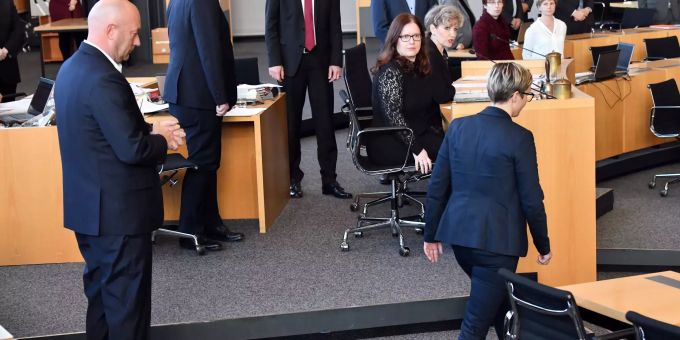 Susanne Hennig-Wellsow (r., Die Linke) hat Thomas Kemmerich (l., FDP), dem neuen Thüringer Ministerpräsident, die Blumen vor die Füsse geworfen und wendet sich ab. Ministerpräsidentenwahl Thüringen