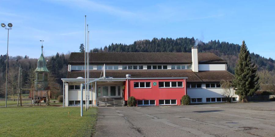 Das Schulhaus Hendschiken.