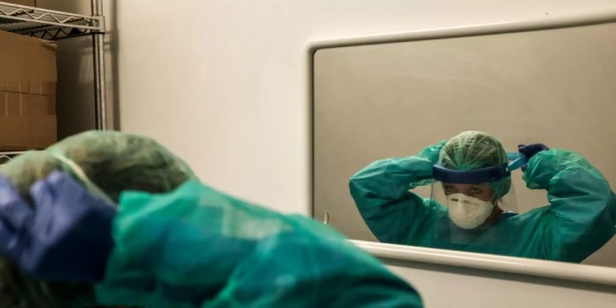 Krankenschwester mit Schutzkleidung in Cremona