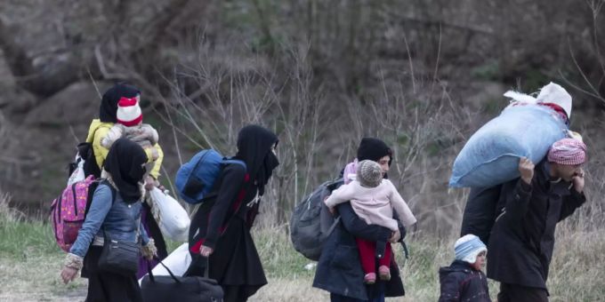 Eine Migrantenfamilie in der Türkei auf dem Weg an die griechische Grenze. Gemäss Frontex könnte es bald wieder vermehrt zu solchen Szenen kommen.(Archivbild) Migranten