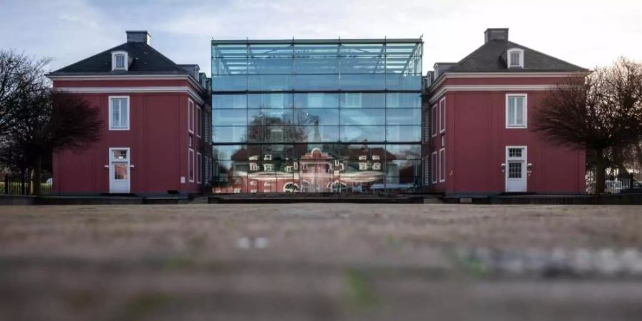 Das Schloss Oberhausen spiegelt sich im Eingangsbereich der Ludwiggalerie. Foto: Fabian Strauch/dpa