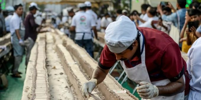 Thrissur - Indische Bäcker bereiten vermutlich längsten Kuchen der Welt zu