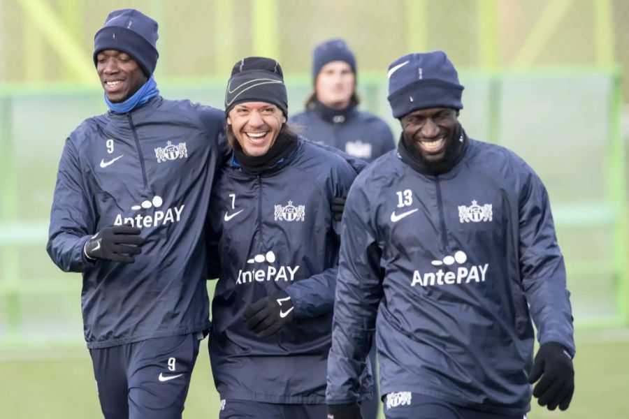 Gute Laune bei Adrian Winter (m.): Nach seinem Kreuzbandriss ist er zurück im Training der Zürcher.