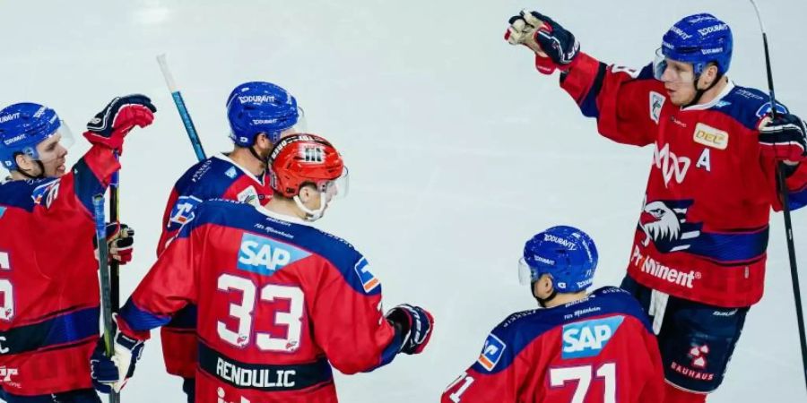 Die Adler Mannheim besiegten die Schwenninger Wild Wings. Foto: Uwe Anspach/dpa
