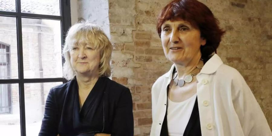 Die Architektinnen Yvonne Farrell (l) und Shelley McNamara 2018 auf der Biennale von Venedig. Foto: Antonio Calanni/AP/dpa