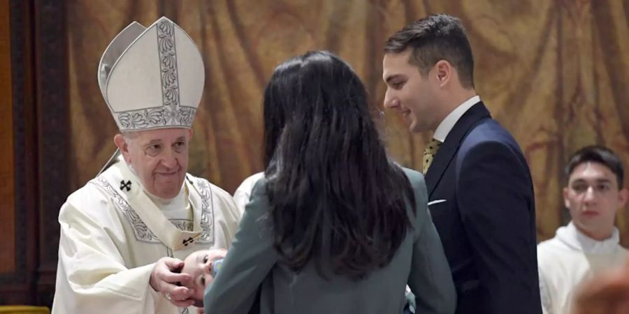 Papst empfängt Kleinkinder zur Taufe in Sixtinischer Kapelle