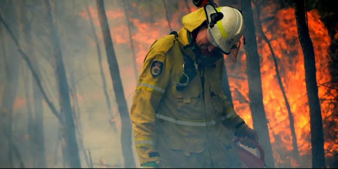 Ein Feuerwehrmann entfacht ein Gegenfeuer zur Bekämpfung des Buschfeuers. (Archivbild) Buschbrände in Australien