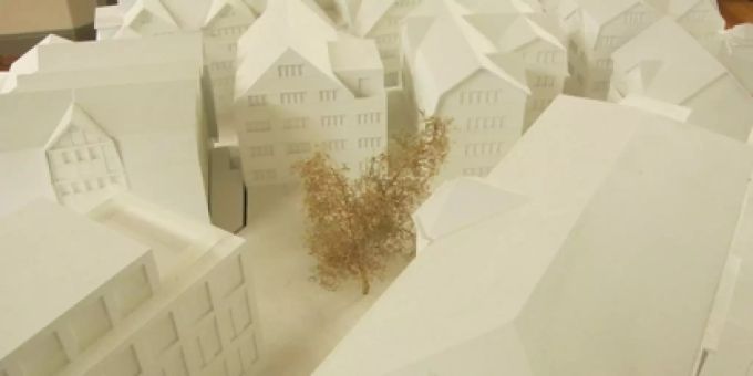 Modell des Projektes Sandbüel, rechts das Gemeindehaus.