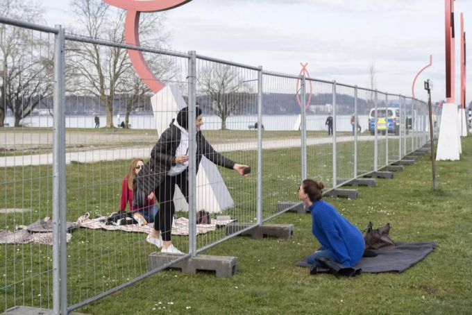 Dieser neue Zaun in Kreuzlingen soll helfen, dass die Leute die Regeln zum Coronavirus einhalten. Coronavirus