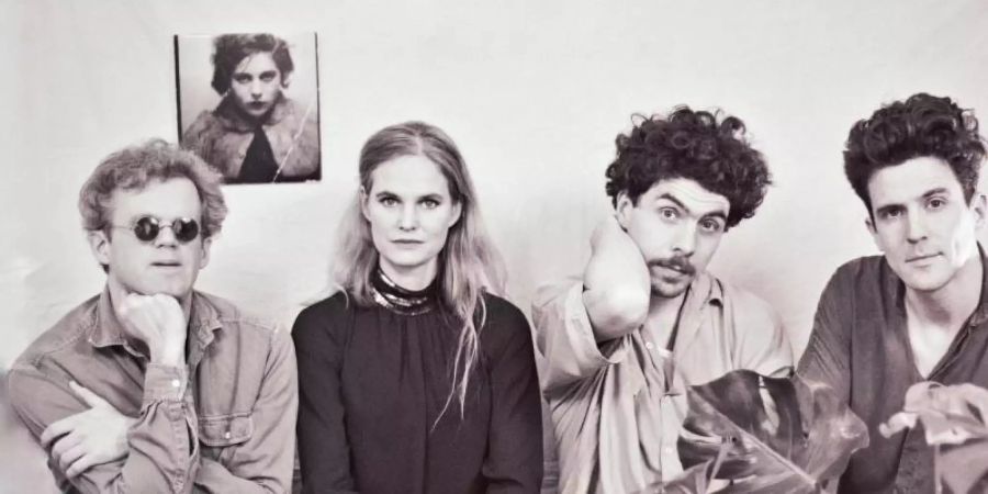 Hommage an die Dichterin Mascha Kaléko - Jonas Hauer (l-r), Dota Kehr, Janis Görlich und Jan Rohrbach. Foto: Annika Weinthal/Kleingeldprinzessin Records/dpa