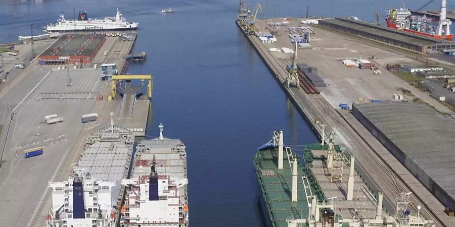 Schweizer Finanzchefs erwarten wegen der Corona-Krise  eine Rezession. Weder in der Euro-Krise noch beim Franken-Schock waren sie so negativ eingestellt wie heute. Im Bild: Containerschiffe am Rostocker Hafen, die wegen mangelnder Nachfrage stillgelegt sind. (Archivbild)