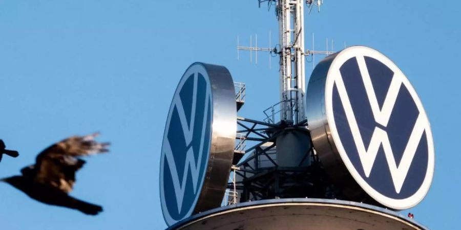 VW und der Bundesverband der Verbraucherzentralen wollen sich zu neuen Gesprächen über Diesel-Vergleich vor einem Güterichter treffen. Foto: David Hutzler/dpa