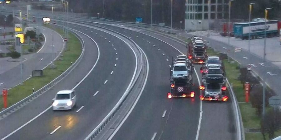 Den Rückwärtsgang eingelegt: Drei Autotransporter wollten einer Kontrolle entkommen.