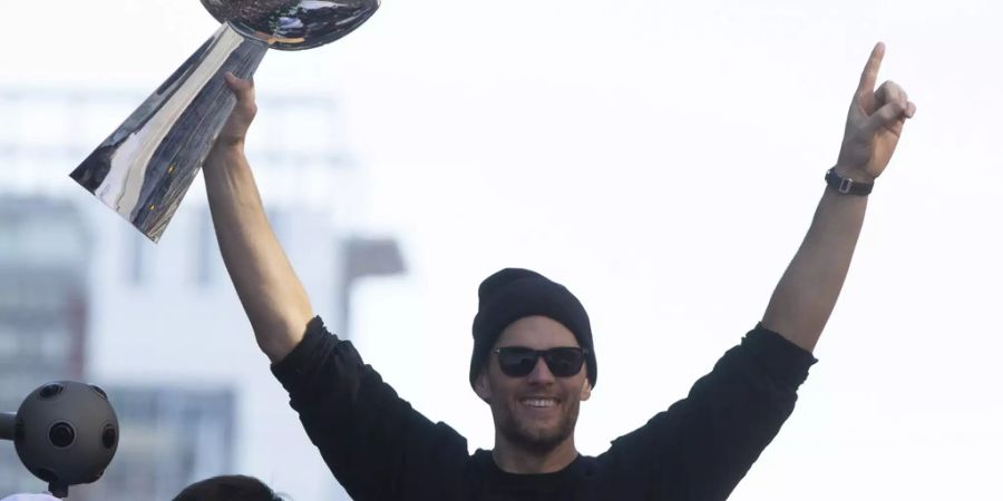 Tom Brady jubelt nach dem Super-Bowl-Sieg 2019. Insgesamt gewann die Quarterback-Legende sechs Mal die Vince Lombardi Trophy.